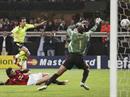 Barcelonas Ludovic Giuly trifft zum 0:1 gegen Milans Torhüter Dida.