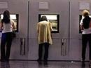Die mutmasslichen Betrüger filmten bei verschiedenen Bankomaten in Lausanne Leute, als diese ihre Codes eintippten.