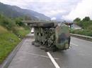 Bei dem Unfall auf der Autobahneinfahrt A13 bei Chur Süd erlitten zwei Armeeangehörige leichte Verletzungen.