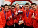 Matteo Tosetti, Sead Hajrovic, Olivier Buff, Haris Seferovic, Andre Goncalves und Charyl Chappuis posieren mit dem Pokal während des Empfangs am Flughafen.