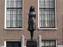 Statue von Anne Frank in Amsterdam.