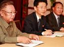 Kim Jong Il (l.) war nach amtlichen nordkoreanischen Angaben im Alter von 69 Jahren auf einer Bahnfahrt an einem Herzinfarkt gestorben.