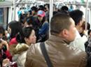 Qualvolle Enge in Pekinger U-Bahn: Kein Wunder bei 11 Millionen Passagieren/Tag.