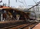 Nach Angaben der staatlichen Eisenbahngesellschaft SNCF entgleiste der Zug 200 Meter vor der Bahnhofseinfahrt auf Höhe einer Weiche.