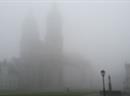 Die Stiftskirche im Nebel.