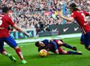 Rüde Attacke: Filipe Luis bringt Lionel Messi unsanft zu Fall.