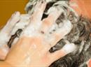 Nach der Nutzung von Shampoo sorgen Kur und Spülung dafür, dass die geöffnete Schuppenschicht Nährstoffe aufnehmen und sich wieder schliessen kann.