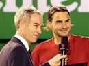 John McEnroe fachsimpelt mit Roger Federer.