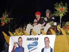 Simon und Philipp Schoch sassen auf ihrer drei Kilometer langen Triumphfahrt auf einem Sofa.