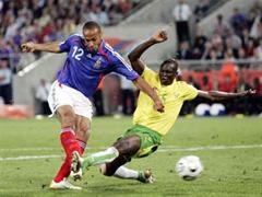 Thierry Henry erzielt gegen Togos Massamasso Tchangai das Tor zum 2:0.