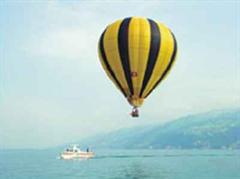 Zwei Schiffsbesatzungen der Kantonspolizei haben auf dem Thunersee einen Heissluftballon aus Seenot gerettet.