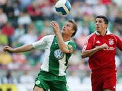 Wolfsburgs Kevin Hofland gegen Bayerns Roy Makaay.