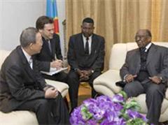 Ban Ki-moon (l) traf im Januar den Ministerpräsidenten Antoine Gizenga in Kinshasa.