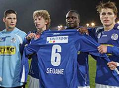 Zibung, Fabian Lustenberger, Mettomo und Claudio Lustenberger halten das Shirt von Seoane hoch.