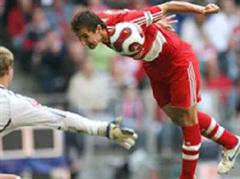 Traff per Kopf zum 1:1: Münchens Miroslav Klose.