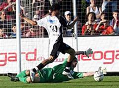 Basels Torhüter Franco Costanzo foult Aaraus Rogerio es gibt Penalty.
