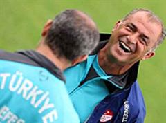 Trainer Fatih Terim kann auch lachen - jetzt erst recht.