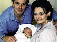 Cherie und Tony Blair mit Sohn Leo, geboren im Mai 2000.
