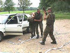 Übung: Autokontrolle mit Verhaftung - Künftig sollen Elitesoldaten für Auslandeinsätze geschult werden.