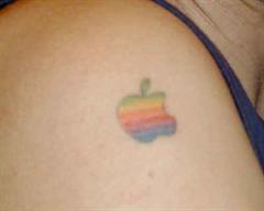 Besondere Nutzer brauchen besondere Browser: Apple Tattoo eines Mac-Users.