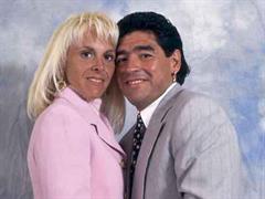 Ob er sich noch errinnern kann? Diego Maradona mit seiner damaligen Frau 1995 bei Studioaufnahmen.