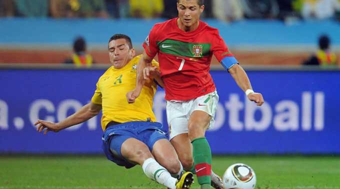 Stars unter sich: Brasiliens Lucio und Cristiano Ronaldo aus Portugal (rechts).