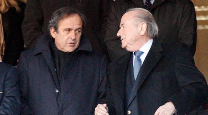 Steckt nach Josef Blatter (r.) nun auch UEFA-Boss Platini in einer Korruptionsaffäre?