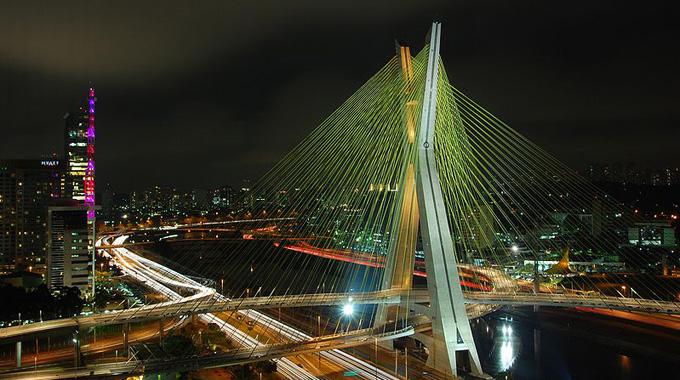 Brasilien leidet unter der Schuldenkrise in Europa. Bild: Octavio Frias de Oliveira Brücke in Sao Paulo.
