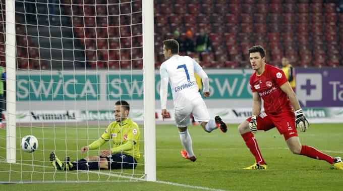 Zürichs Mario Gavranovic schiesst gegen Andreas Wittwer (am Boden) und Torhüter Guillaume Faivre das Tor zum 1:0.