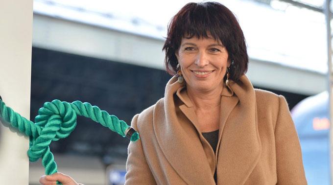 Bundesrätin Doris Leuthard mit grüner Kordel als Symbolik zur Eröffnung des neuen Knotenpunktes St. Gallen.