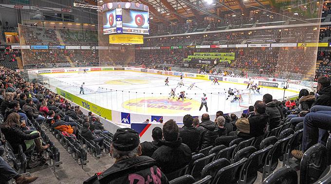 Ungewohnt wenig Zuschauer in der Bern Arena.