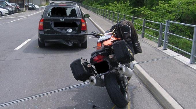 Der Motorradlenker kollidierte mit Personenwagen.