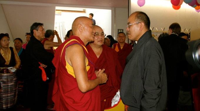 Die europäischen Repräsentanten der tibetischen Exilregierung Ven. Thubten Wangchen (links) und Wangpo Tethong (rechts) im Gespräch mit einem Mönch des Tibetinstituts Rikon.