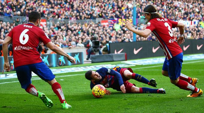 Rüde Attacke: Filipe Luis bringt Lionel Messi unsanft zu Fall.