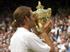 Roger Federer mit dem Pokal nach seinem ersten Wimbledon-Sieg 2003.
