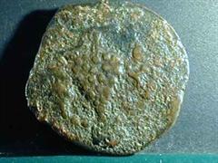 Ein römische Münze mit Weintrauben-Verzierung.
